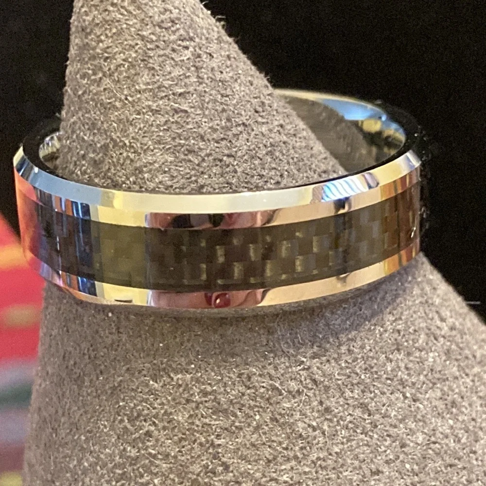NWOT men’s King Will tungsten carbon “gentlemen” beveled edge band ring